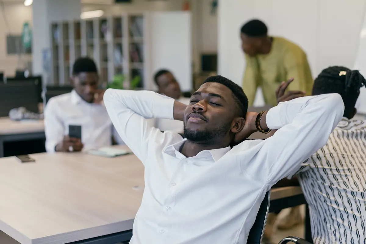Five-Minute Desk Stretches for Office Workers with Mid-Back Tension