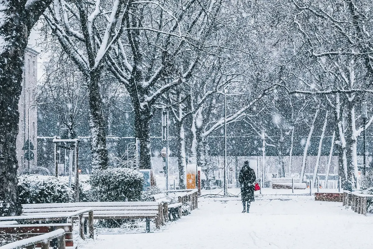 Why Cold Weather Makes Your Back Stiff — and How to Protect Your Spine in Winter